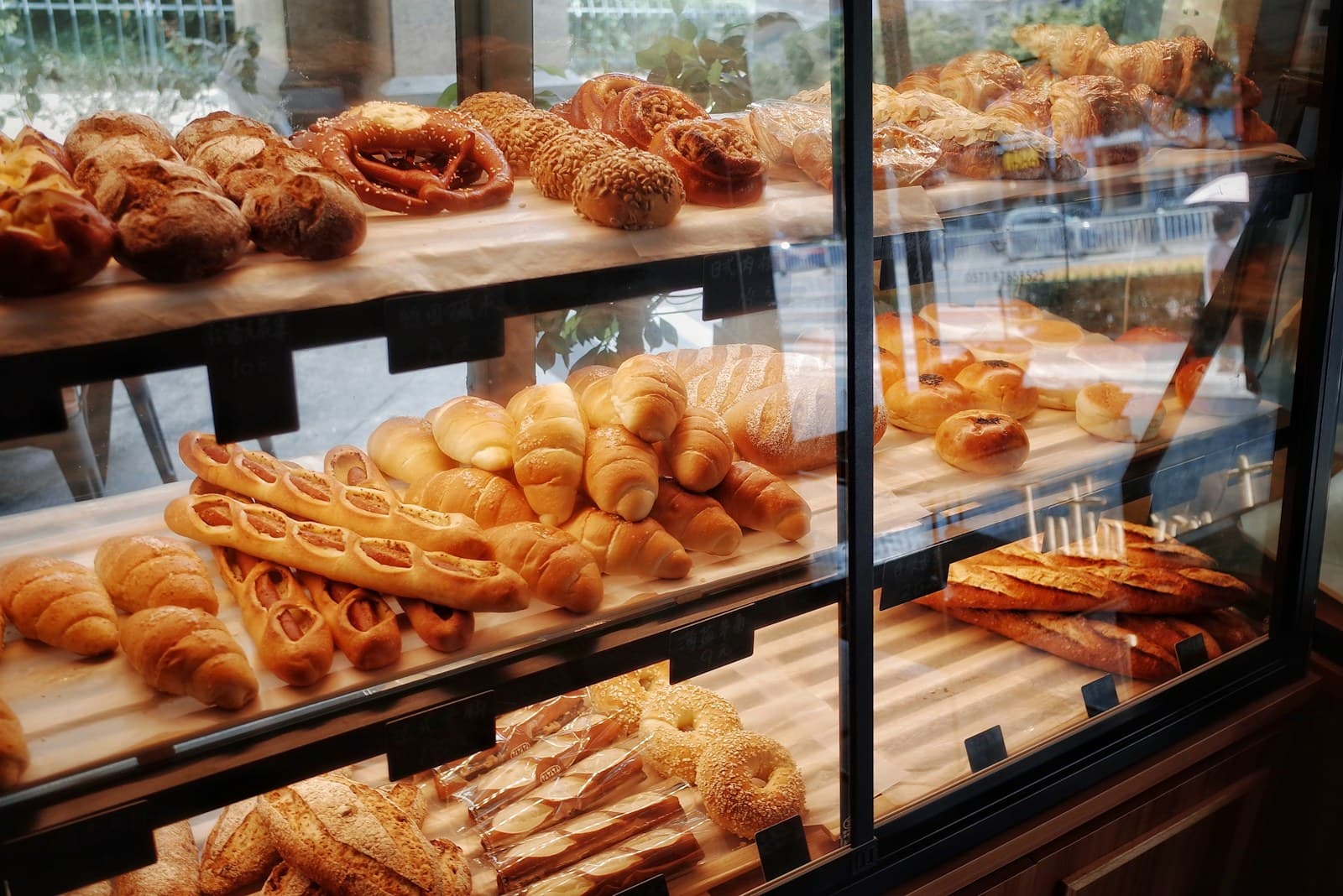 Le rideau est levé chez boulangerie de la place
