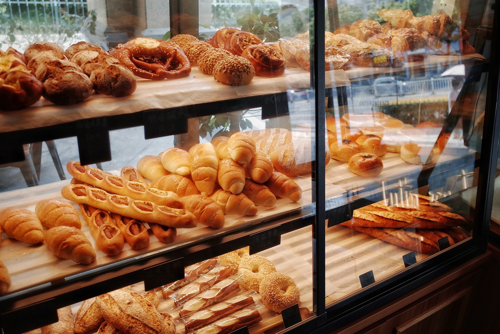 Le rideau est levé chez boulangerie de la place